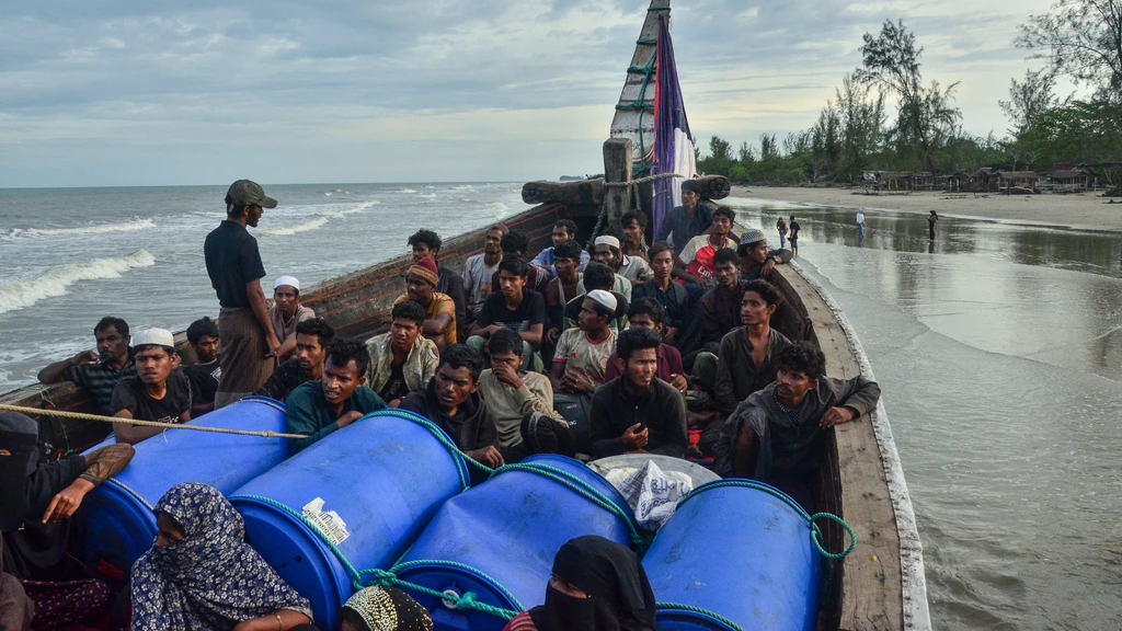 Meer dan 250 mensen vermist na kapseizen vluchtelingenboot Andamanse Zee Meer dan 250 mensen vermist na kapseizen vluchtelingenboot Andamanse Zee