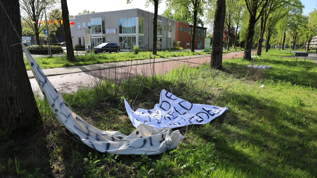 難民受け入れを巡るアペルドールンの賛否——「歓迎」横断幕はなぜ切り落とされたか