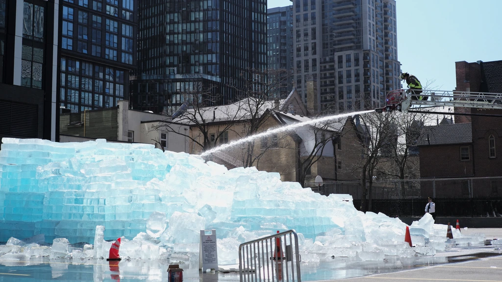 Brandweer Toronto druk met ‘levensgevaarlijke’ ijsstunt Drake